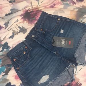 Levi High Rise 501 Jean Shorts - NWT - size 28